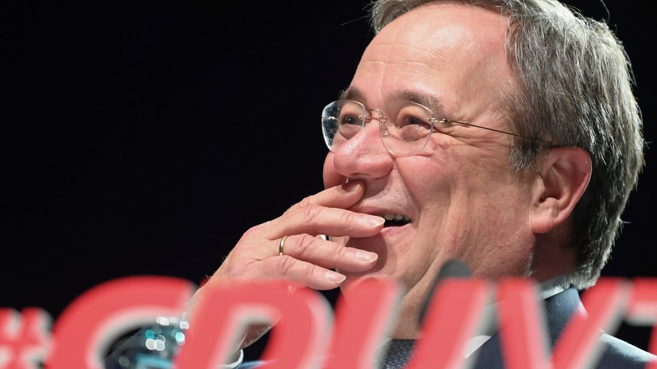 Lächelt verschmitzt - und schweigt: Armin Laschet, NRW-Ministerpräsident und einer der drei aussichtsreichen Kandidaten für den CDU-Vorsitz.