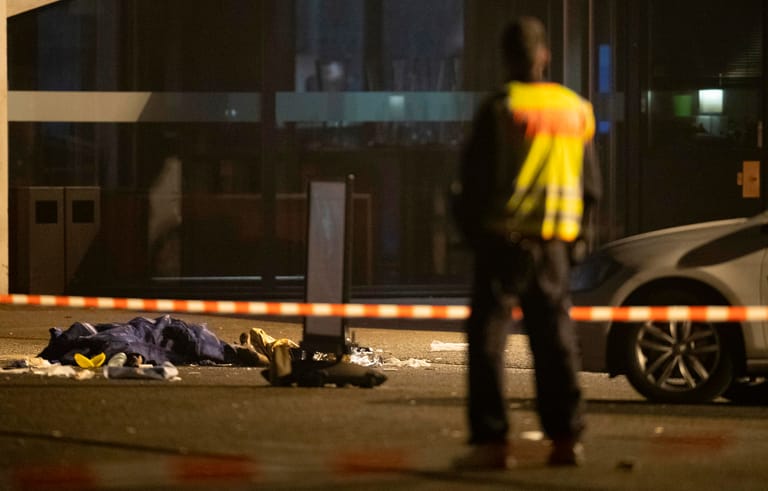 Ein Polizist am Tatort nahe des Tempodroms in Berlin-Kreuzberg: Ein Mensch starb, vier wurden verletzt.