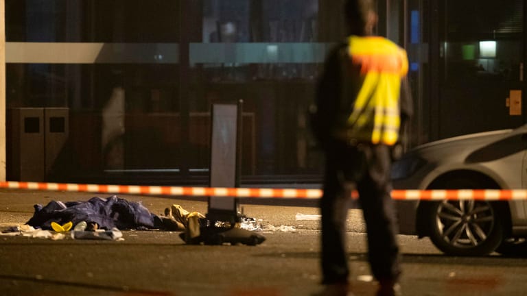 Ein Polizist am Tatort nahe des Tempodroms in Berlin-Kreuzberg: Ein Mensch starb, vier wurden verletzt.