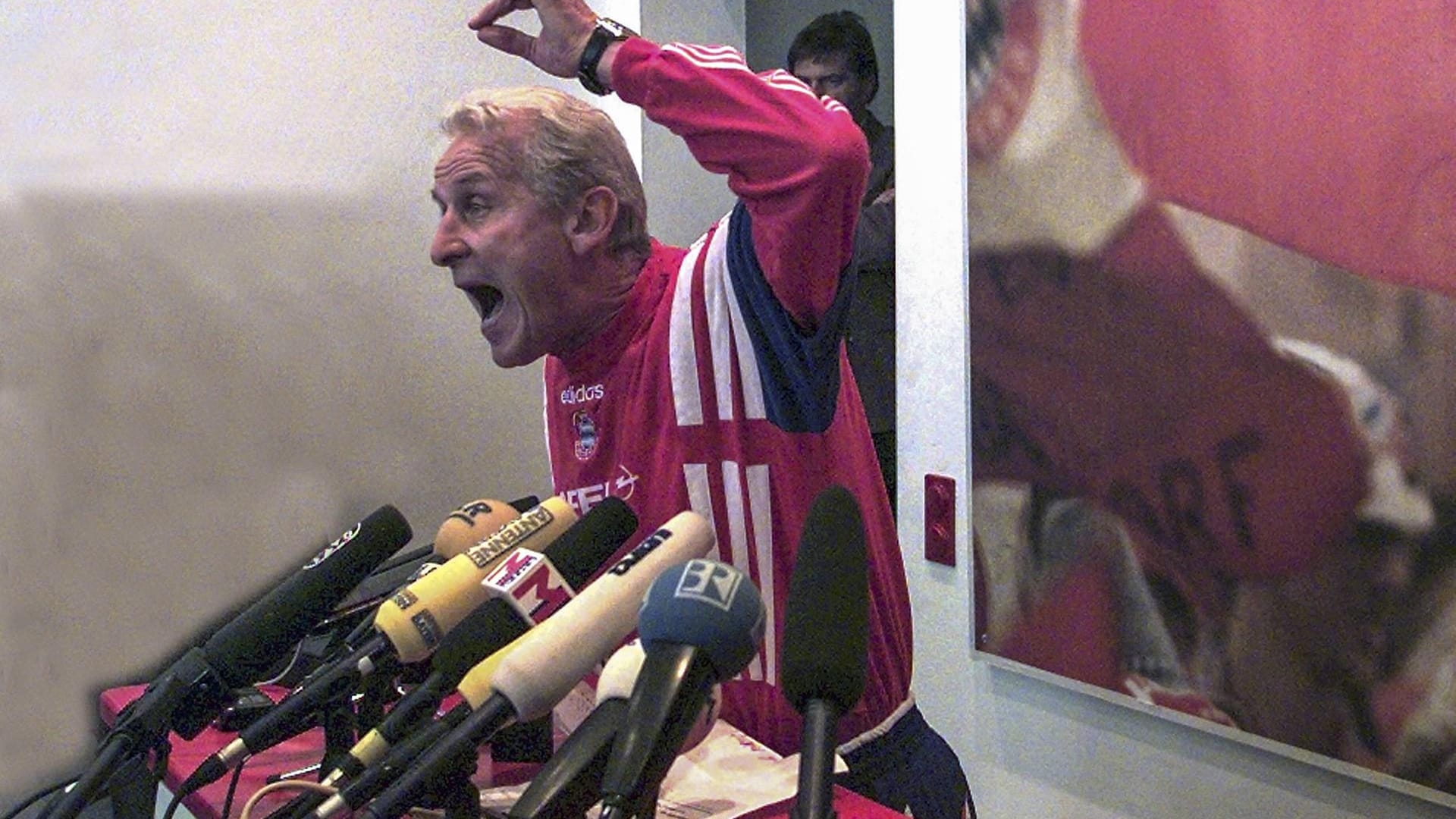 Giovanni Trapattoni (80): In seiner zweiten Amtszeit beim FC Bayern (1996-1998, zuvor 1994-1995) sicherte sich "Trap" mit seiner "Flasche leer"-Wutrede einen Ehrenplatz in der Ruhmeshalle des deutschen Fußballs. Sein letztes Engagement, als Trainer der irischen Nationalmannschaft, endete 2013. Seitdem nutzt "Il Maestro" seine Freizeit vor allem für lange Spaziergänge mit seinen Hunden und – man mag es kaum glauben – dem Pflegen seines Instagram-Accounts @giovanni_iltrap.