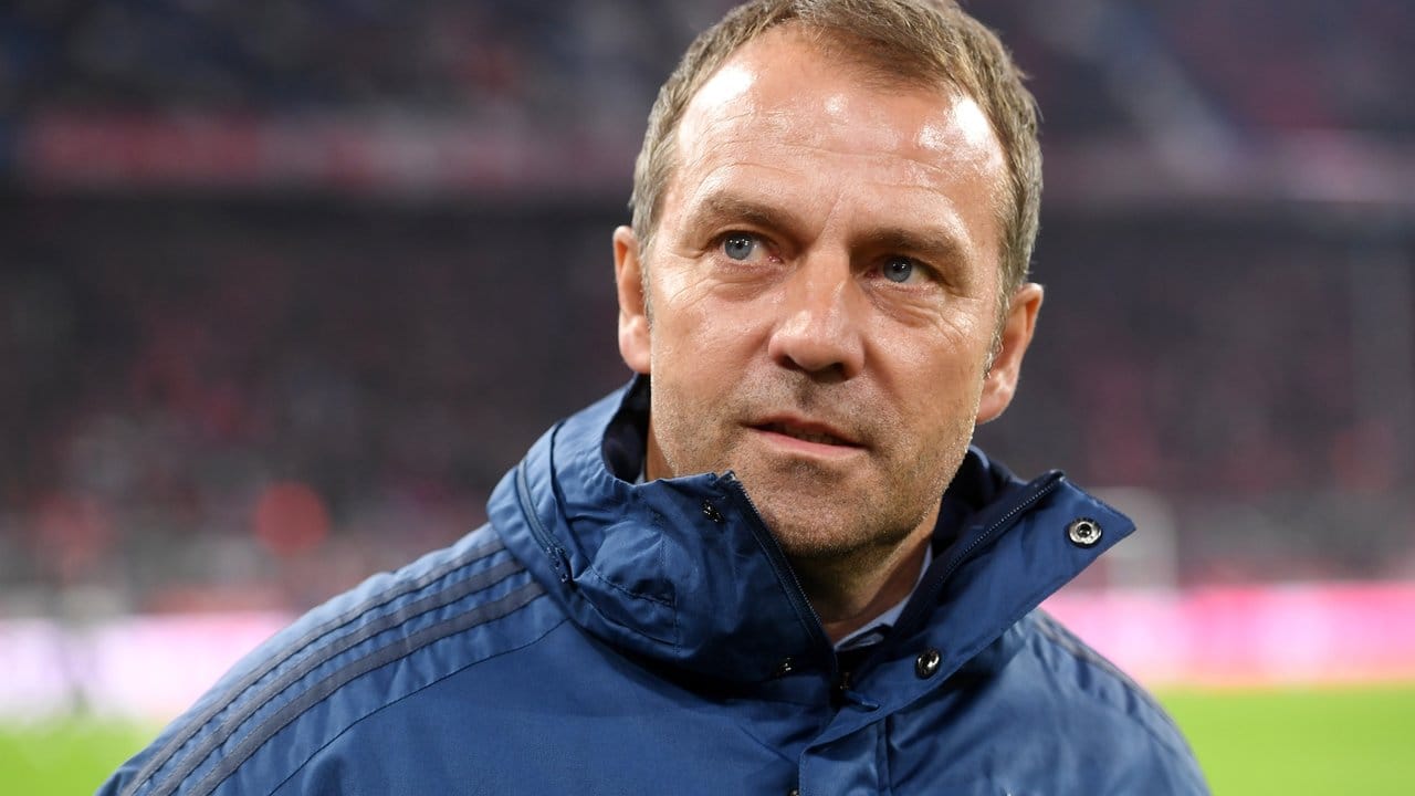 Muss nach dem Leipziger Sieg gegen Bremen mit dem FC Bayern gegen Köln nachziehen: FCB-Coach Hansi Flick.