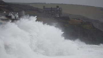 In Porthleven schlagen hohe Wellen über den Hafen. Sturm "Dennis" sorgte für so viele Hochwasserwarnungen wie noch nie an einem einzigen Tag.