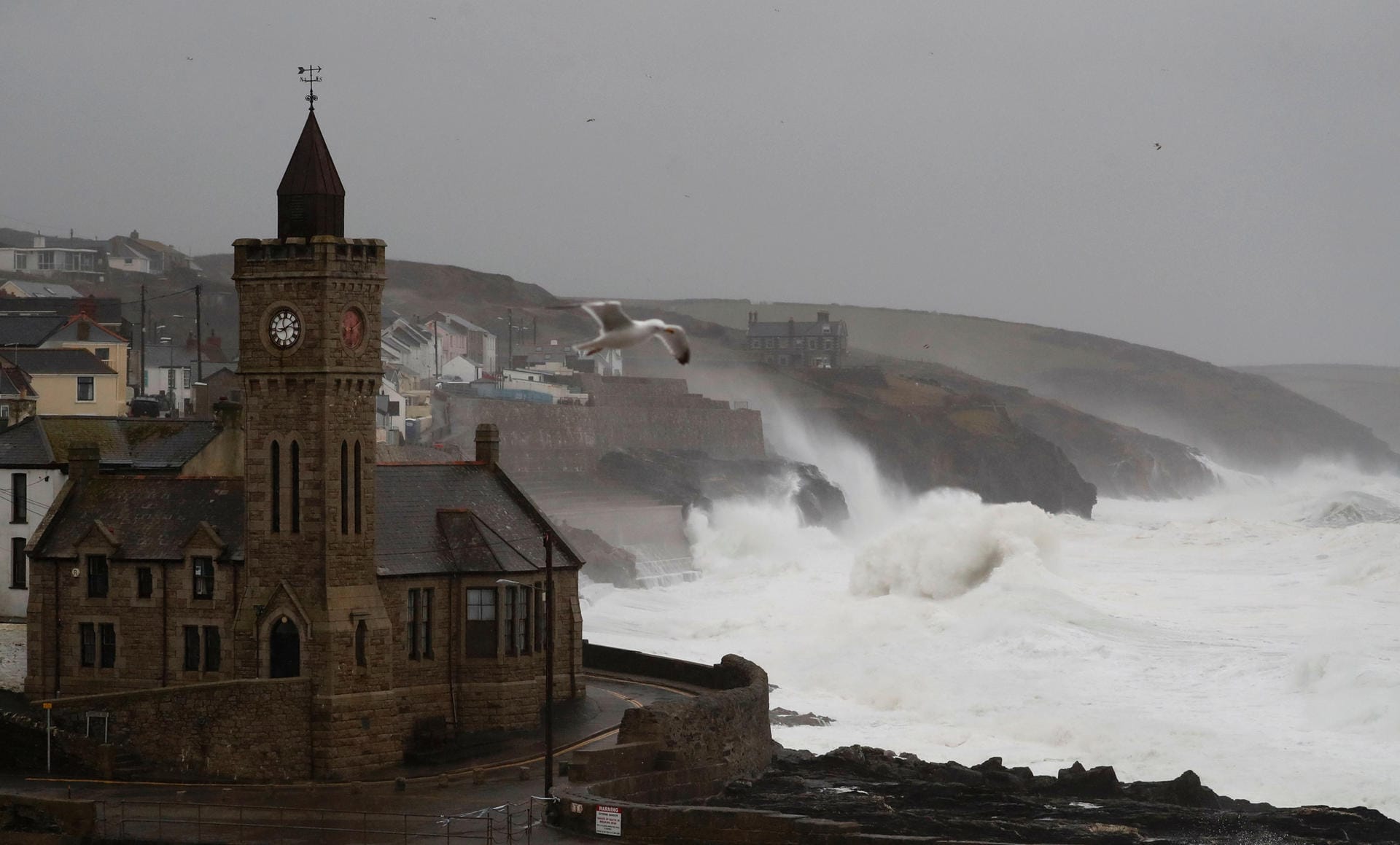 Rund 600 Hochwasserwarnungen gaben die Behörden am Sonntag für verschiedene Regionen Großbritanniens heraus. Hier wird der Hafen von Porthleven in Cornwall von hohen Wellen überschwemmt.