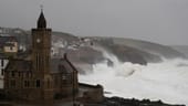 Rund 600 Hochwasserwarnungen gaben die Behörden am Sonntag für verschiedene Regionen Großbritanniens heraus. Hier wird der Hafen von Porthleven in Cornwall von hohen Wellen überschwemmt.