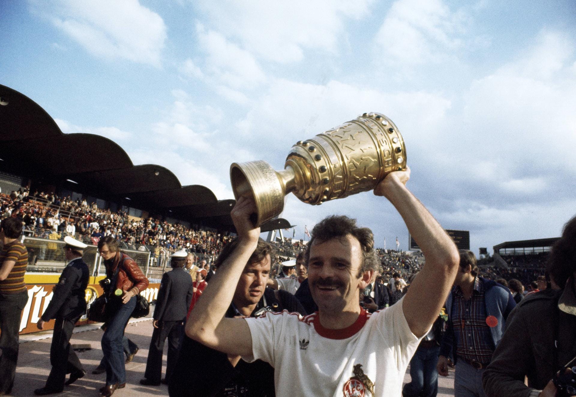 Heinz Simmet: Der defensive Mittelfeldspieler trug von 1967 bis 1978 das Trikot der "Geißböcke". Mi dem FC gewann Simmet 1978 das Double und anschließend noch zwei Mal den DFB-Pokal. Nach seiner Laufbahn ließ er sich von seinem Bruder zum Malermeister ausbilden. Seitdem leitete er bis zu seiner Pensionierung einen Malereibetrieb mit 25 Angestellten.