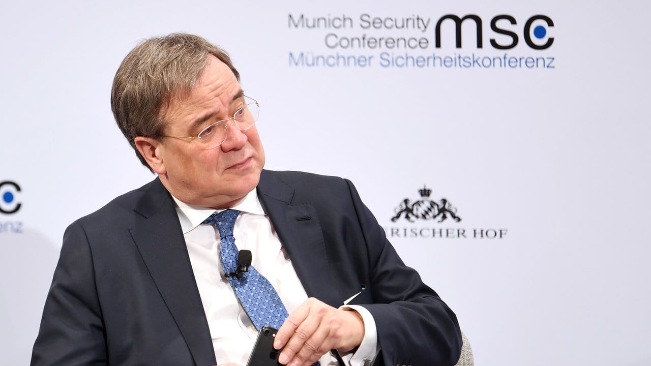 Nordrhein-Westfalens Ministerpräsident Armin Laschet (CDU) auf dem Podium der Münchner Sicherheitskonferenz.
