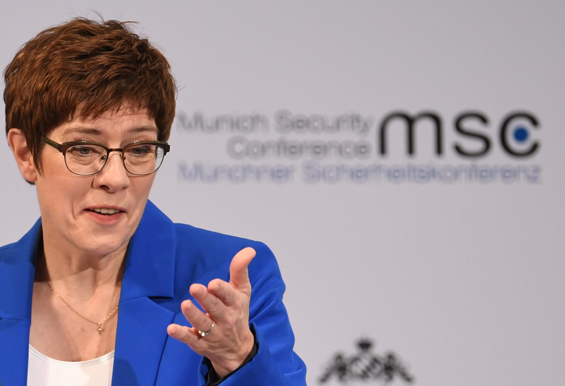 "Westfälische Nachrichten": "Annegret Kramp-Karrenbauer war nicht zu beneiden. Als Hoffnungsträgerin von Angela Merkel gerade gescheitert, musste ausgerechnet sie nun die Partner davon überzeugen, dass Deutschland die Initiative ergreifen wird (...) Und dann noch die Attacke des Merkel-Intimus Armin Laschet auf die Europapolitik der Kanzlerin: In München konnte die Welt live erleben, was sich in Deutschland gerade abspielt: ein Kampf um die Macht. "Westfälische Nachrichten": "Annegret Kramp-Karrenbauer war nicht zu beneiden. Als Hoffnungsträgerin von Angela Merkel gerade gescheitert, musste ausgerechnet sie nun die Partner davon überzeugen, dass Deutschland die Initiative ergreifen wird (...) Und dann noch die Attacke des Merkel-Intimus Armin Laschet auf die Europapolitik der Kanzlerin: In München konnte die Welt live erleben, was sich in Deutschland gerade abspielt: ein Kampf um die Macht.