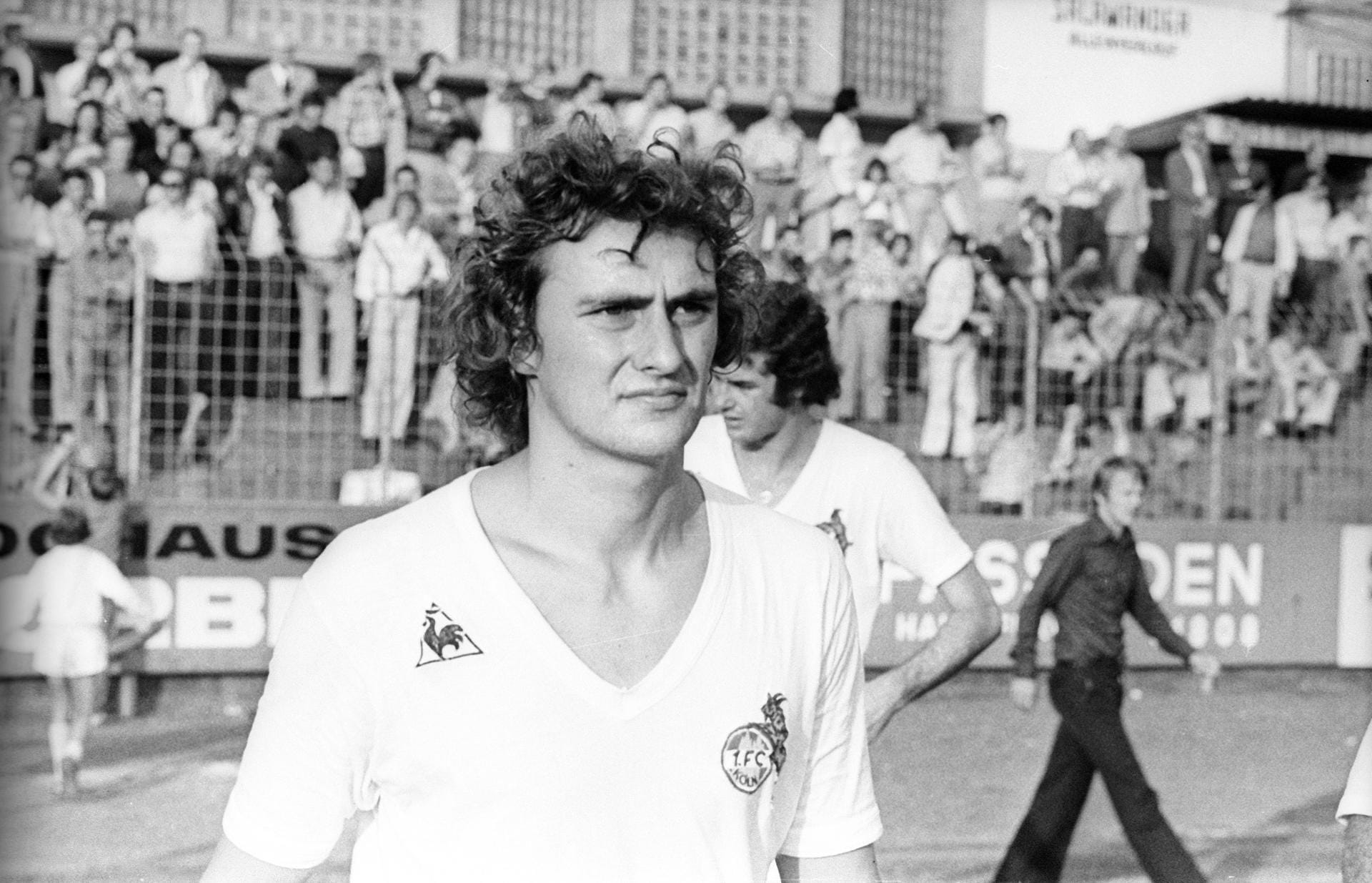 Dieter Müller: Der Stürmer war von 1973 bis 1981 beim 1. FC Köln unter Vertrag. Mit dem Klub wurde er ein Mal Deutscher Meister und zweimal DFB-Pokalsieger. 1977 erzielte er gegen Werder Bremen sogar Treffer und stellte einen bis heute ungebrochenen Bundesliga-Rekord auf. Heute leitet er eine Fußballschule in der Nähe von Frankfurt.