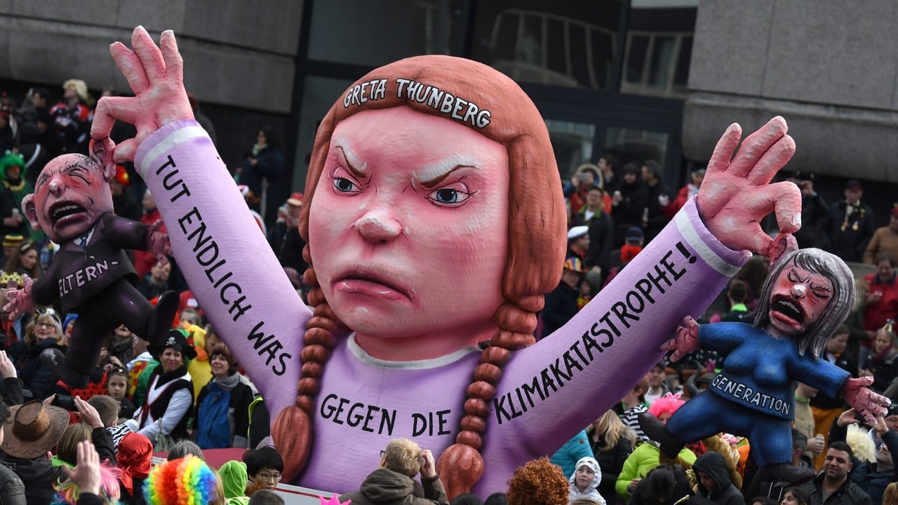 Ein politischer Mottowagen mit einer Figur der schwedischen Klimaaktivistin Greta Thunberg im vergangenen Jahr in Düsseldorf.