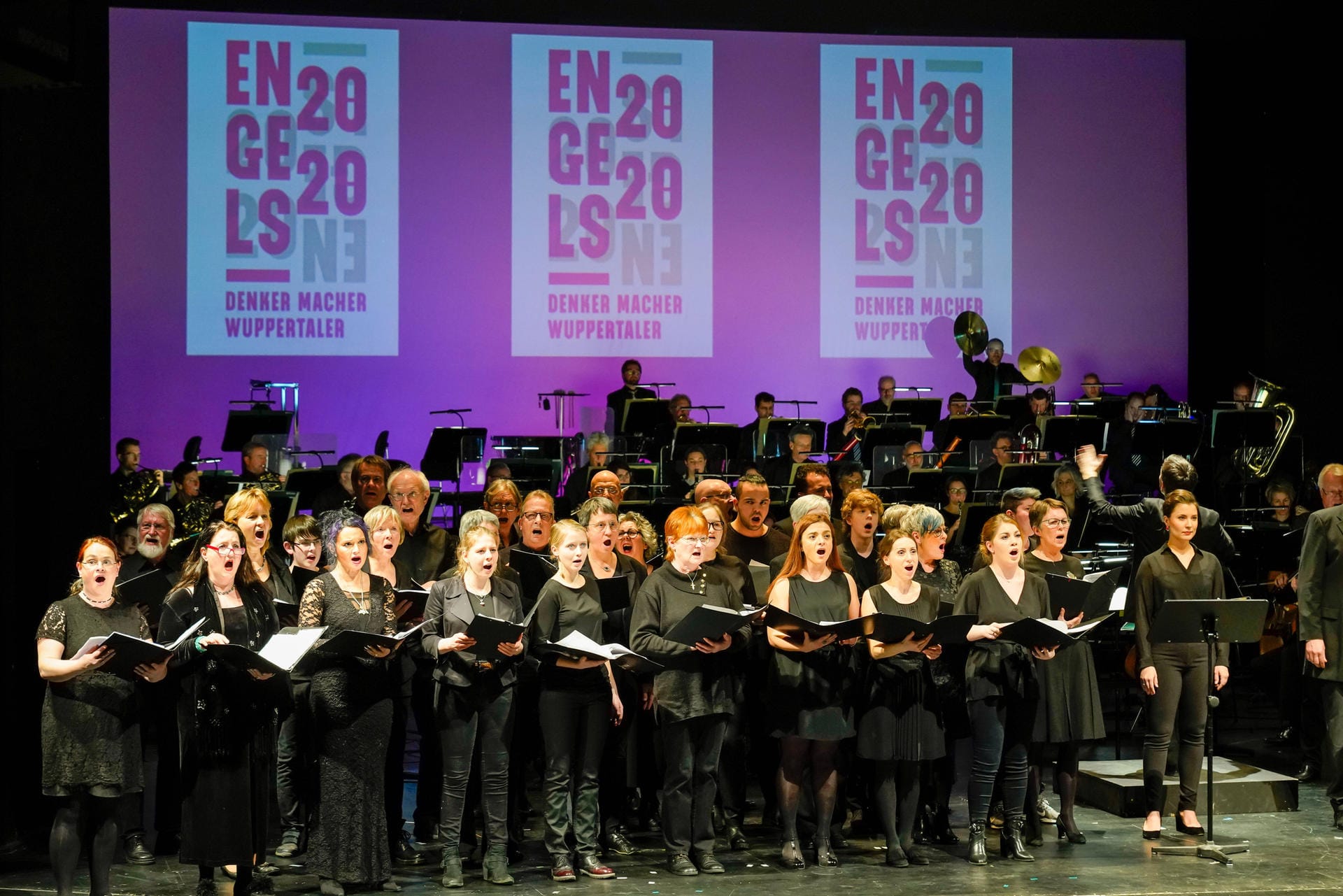 Auch der Chor der Wuppertaler Bühnen zeigte zu Beginn des Engels-Jahres sein Können.