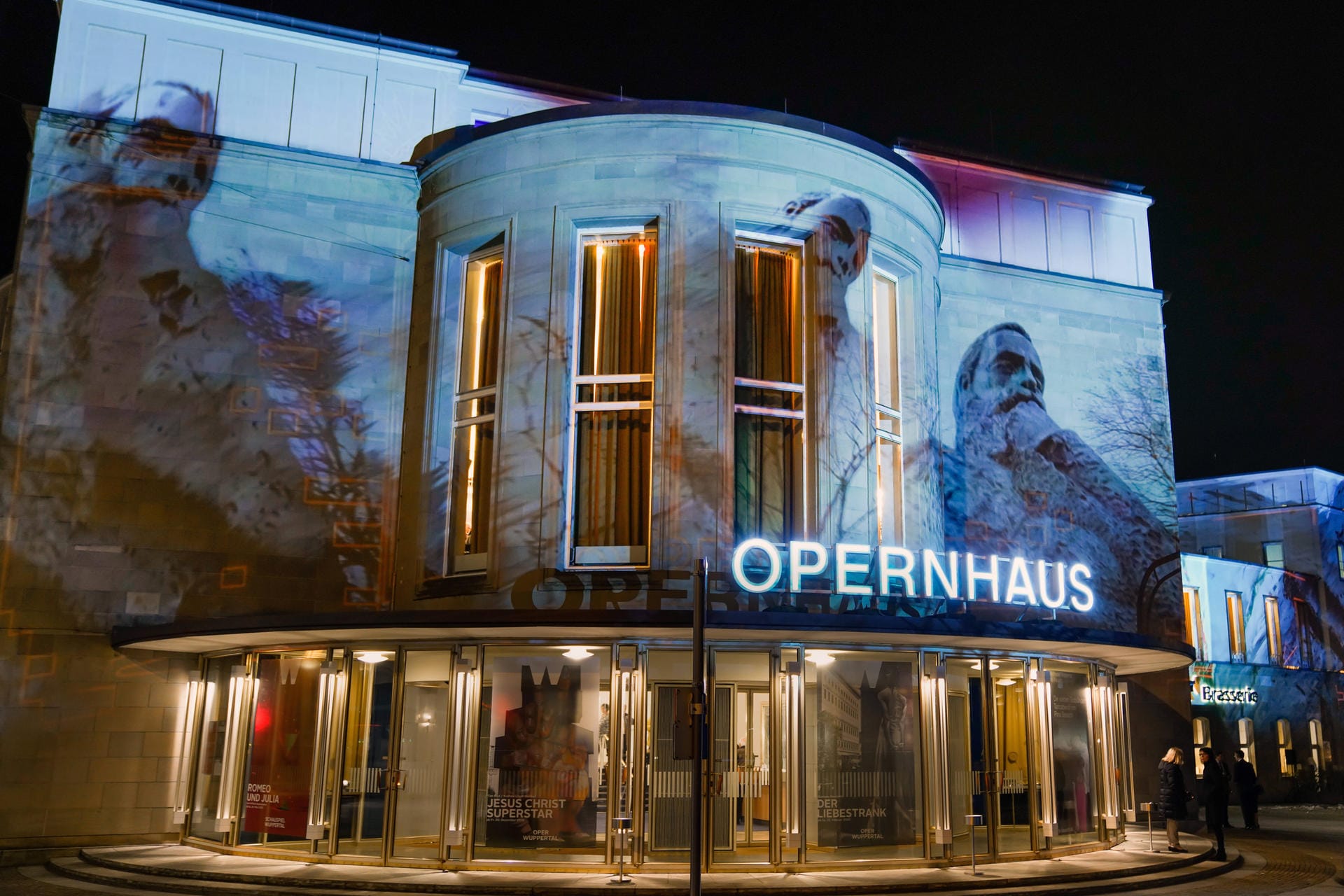 Eine Statue von Friedrich Engels ist auf das Opernhaus in Wuppertal projiziert worden. Eine Statue von Friedrich Engels ist auf das Opernhaus in Wuppertal projiziert worden.