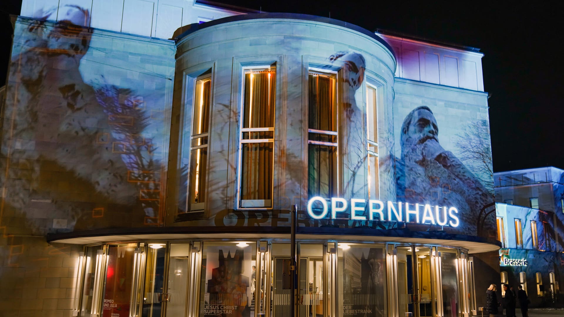 Eine Statue von Friedrich Engels ist auf das Opernhaus in Wuppertal projiziert worden.