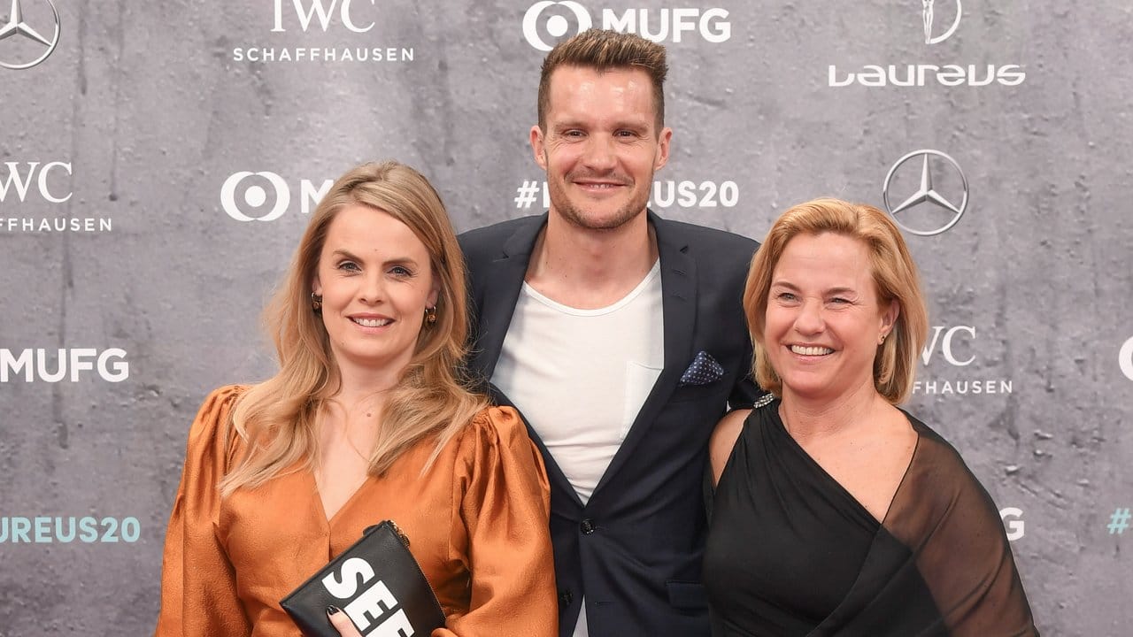Ironman-Weltmeister Jan Frodeno kam mit Ehefrau Emma (l) und Mutter Christa in die Verti Music Hall. Ironman-Weltmeister Jan Frodeno kam mit Ehefrau Emma (l) und Mutter Christa in die Verti Music Hall.
