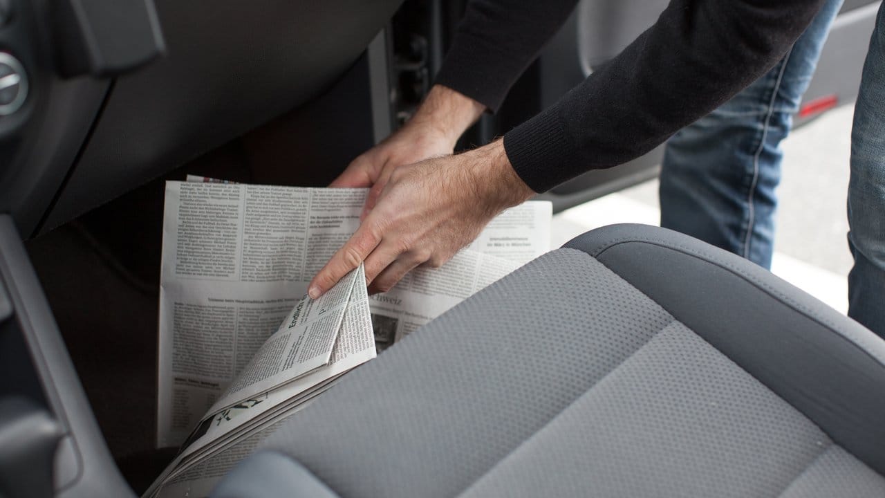 Zweitverwendung nach der Lektüre: Alte Zeitungen saugen die Nässe unter den Fußmatten heraus.