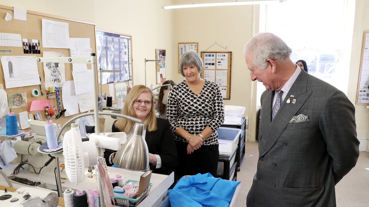 Prinz Charles unterhält sich mit Mitarbeiterinnen der Maßhemdenmanufaktur Emma Willis Ltd.