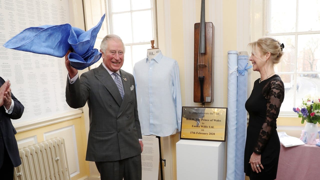 Prinz Charles enthüllt eine Gedenktafel anlässlich seines Besuchs in der Fabrik von Emma Willis.