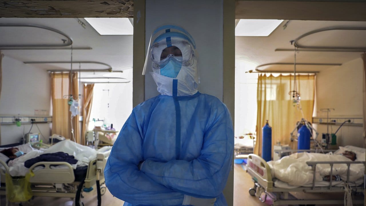 Ein medizinischer Mitarbeiter ruht sich in einem Krankenhaus in Wuhan aus.