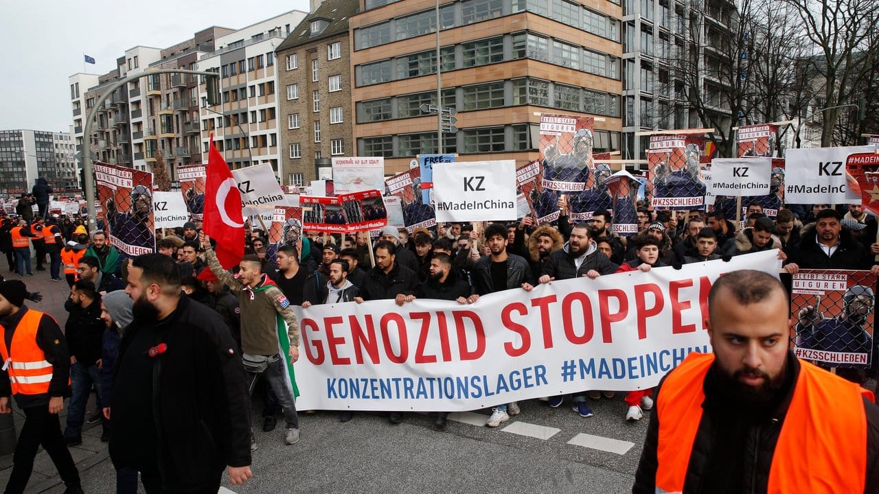 Eine Demonstration in Hamburg beklagt die Unterdrückung der muslimischen Minderheit der Uiguren in China.