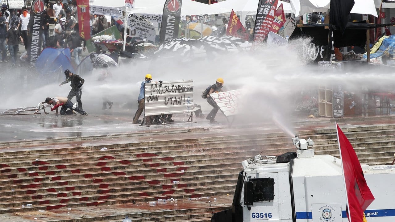 Die türkische Polizei ging im Juni 2013 gewaltsam gegen Demonstranten im Gezi-Park vor. Die türkische Polizei ging im Juni 2013 gewaltsam gegen Demonstranten im Gezi-Park vor.