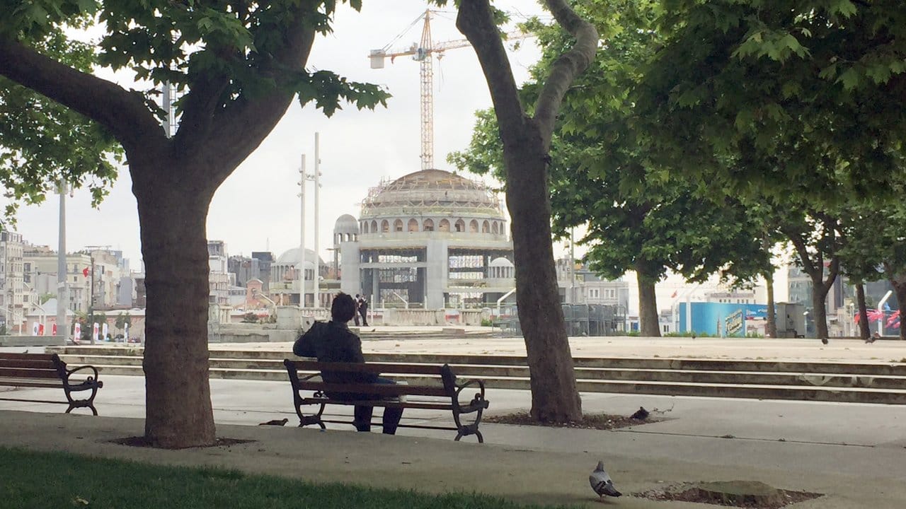 An der Moschee auf dem Taksim-Platz neben dem Gezi-Park wird gebaut. An der Moschee auf dem Taksim-Platz neben dem Gezi-Park wird gebaut.