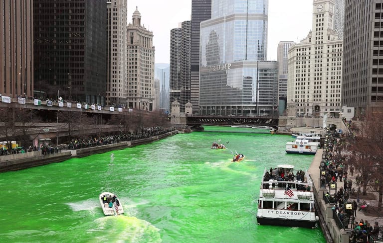 In Chicago im US-Bundesstaat Illinois wird zum irischen Nationalfeiertag sogar der Chicago-River grün gefärbt.