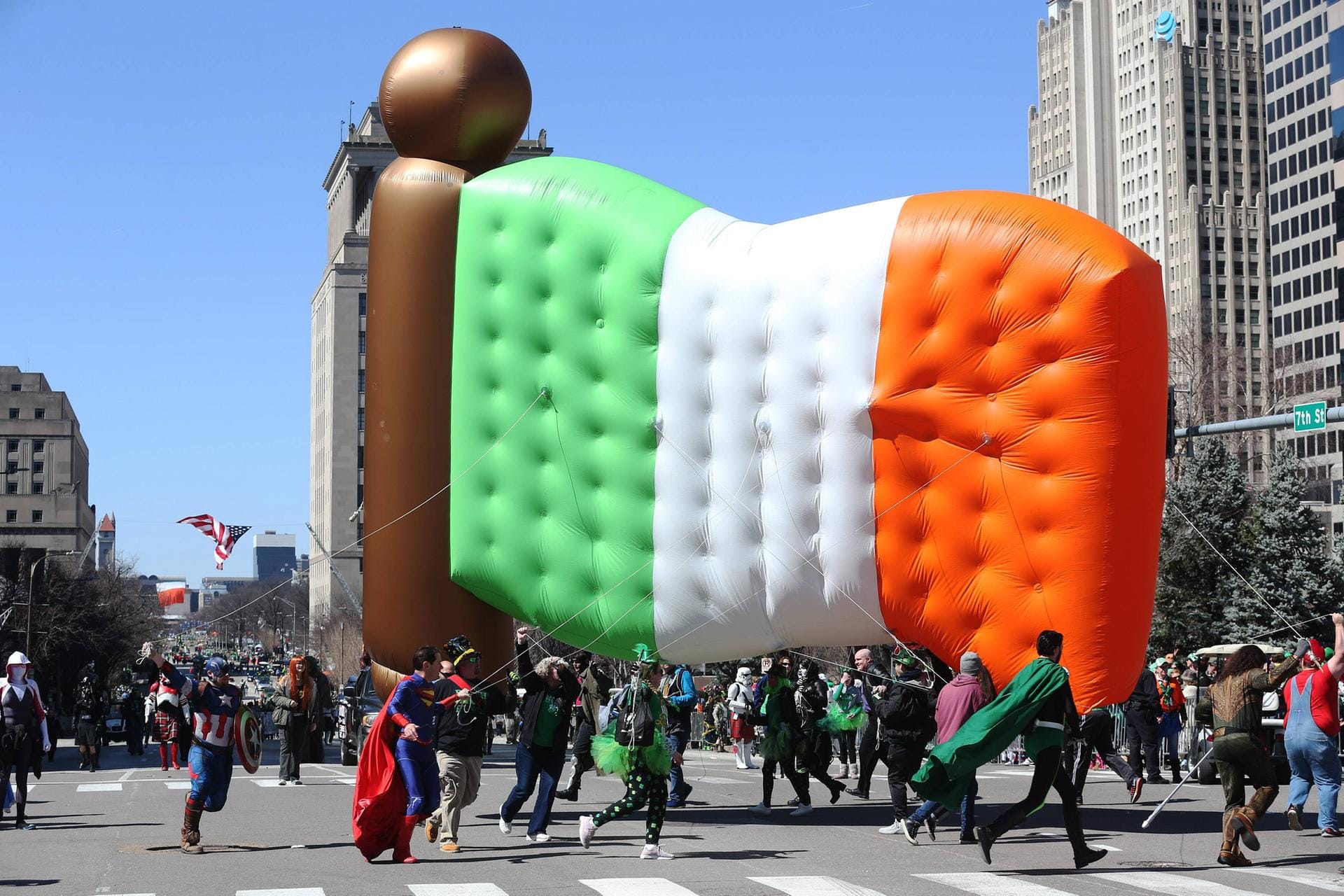 Zu Ehren St. Patricks werden Häuser und Straßen in den Nationalfarben grün-weiß-orange geschmückt.