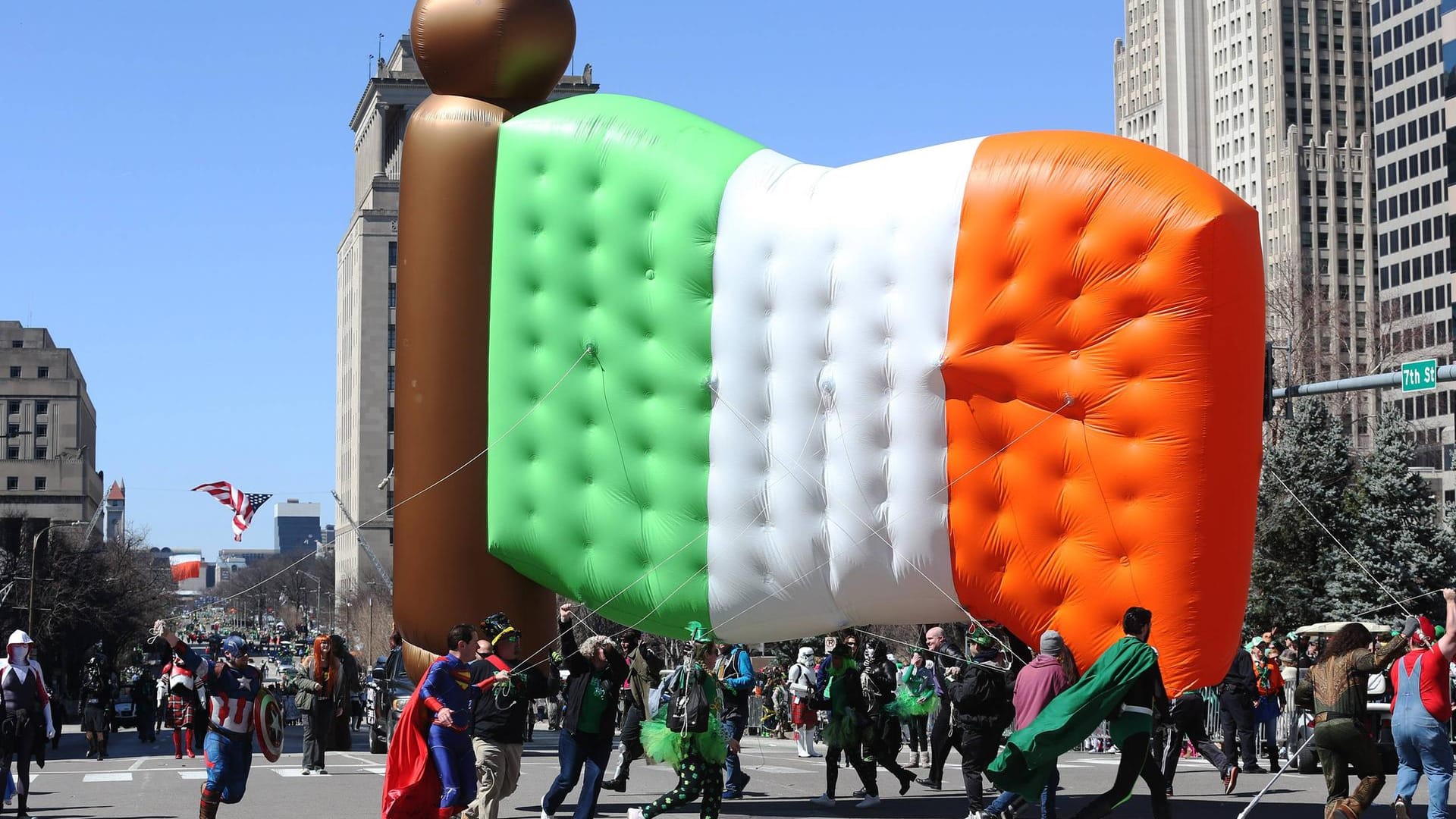 Zu Ehren St. Patricks werden Häuser und Straßen in den Nationalfarben grün-weiß-orange geschmückt.