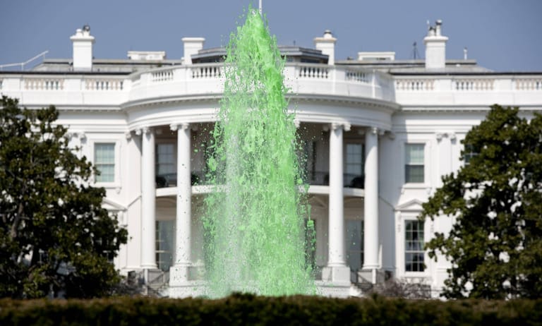 Selbst der Brunnen vor dem Weißen Haus war schon grün.