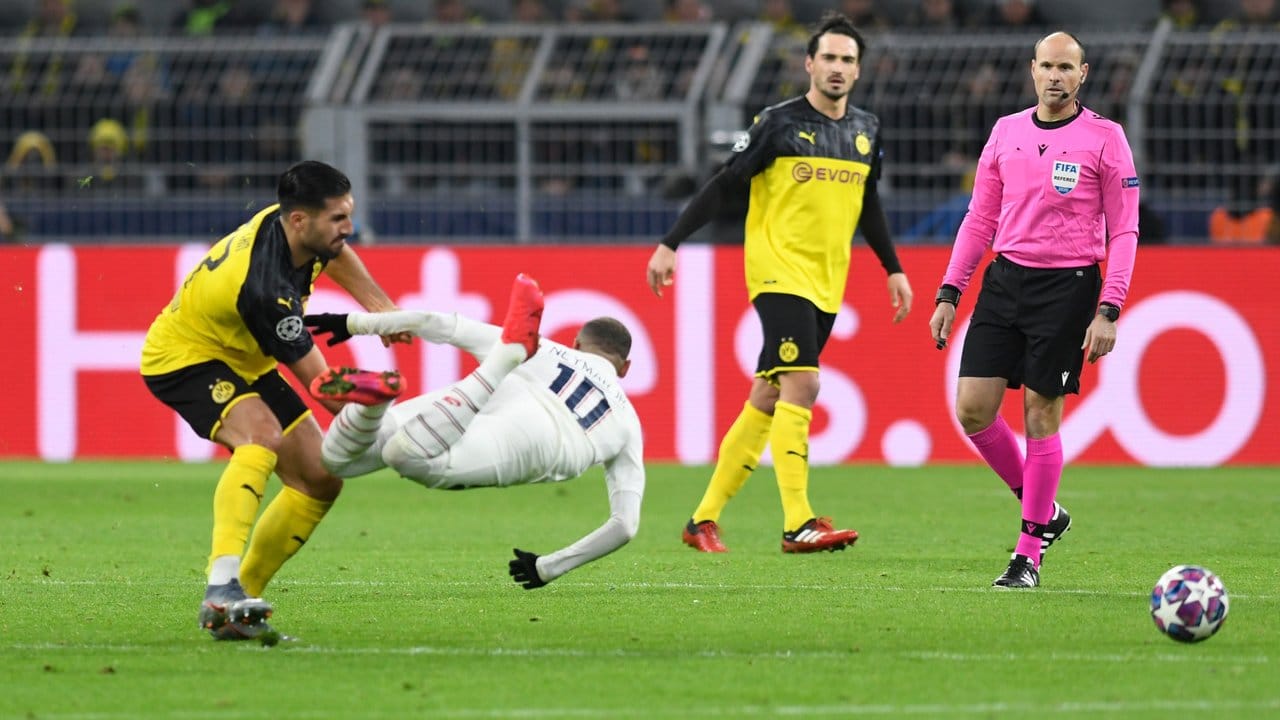 Dortmunds Emre Can (l) bringt PSG-Superstar Neymar unsanft zu Fall.