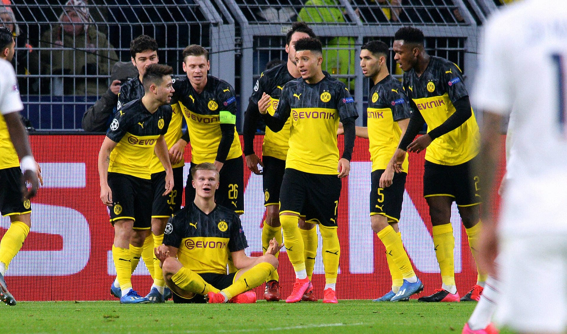 Borussia Dortmund konnte das Hinspiel des Champions-League-Achtelfinals gegen das Topteam aus Paris mit 2:1 gewinnen. t-online.de hat sich die Dortmunder Profis genau angeschaut und einzeln bewertet.