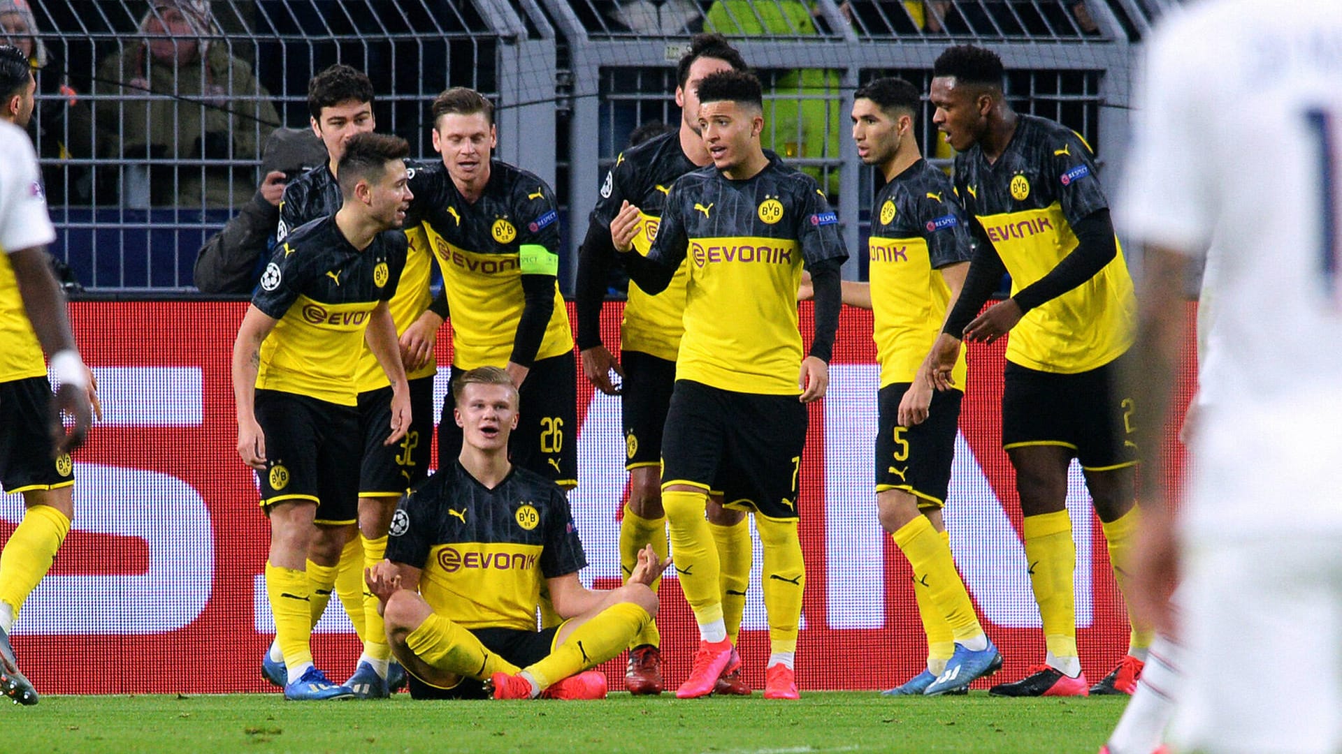 Borussia Dortmund konnte das Hinspiel des Champions-League-Achtelfinals gegen das Topteam aus Paris mit 2:1 gewinnen. t-online.de hat sich die Dortmunder Profis genau angeschaut und einzeln bewertet.