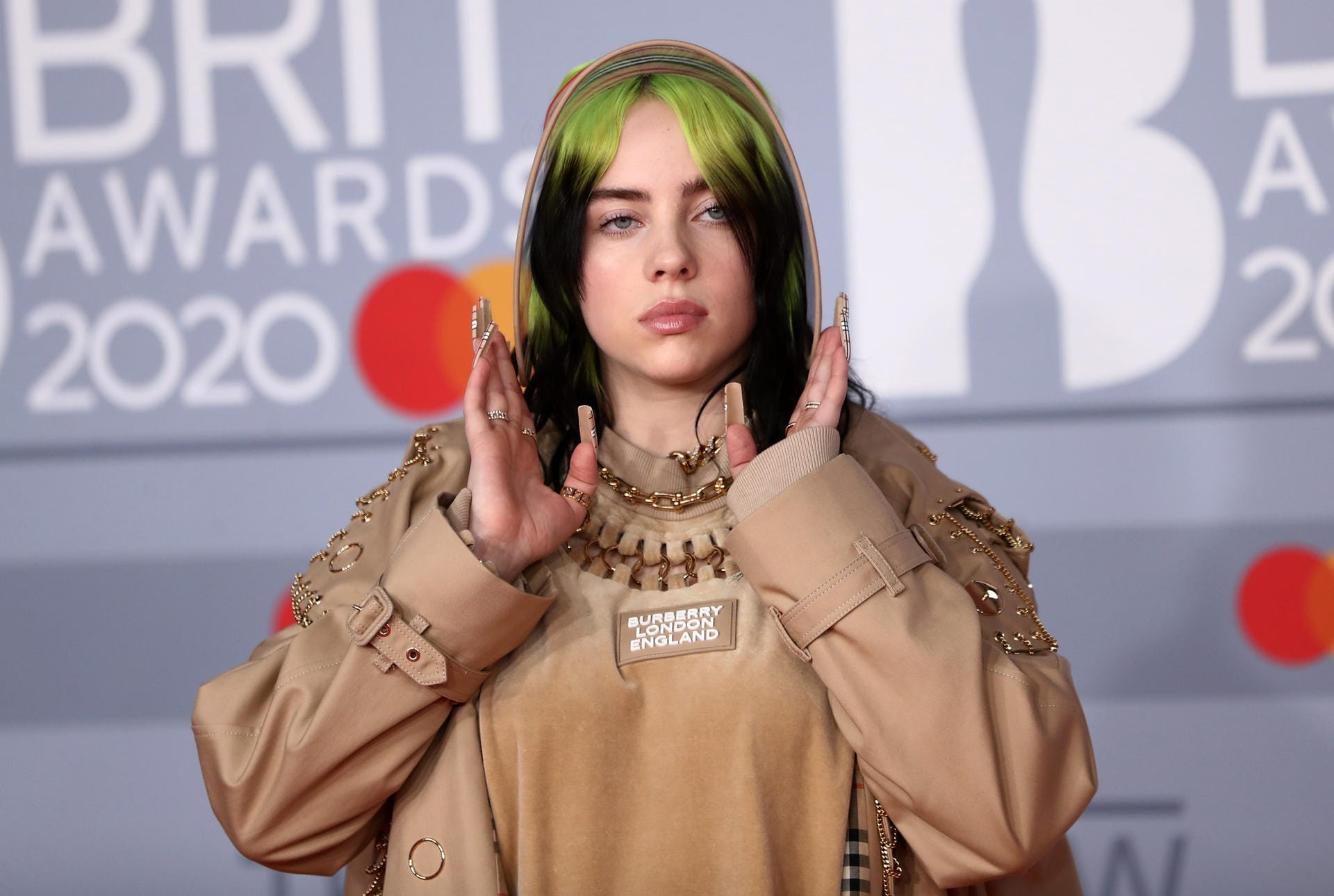 Brit Awards: Billie Eilish flanierte in einer braunen Kutte über den roten Teppich.