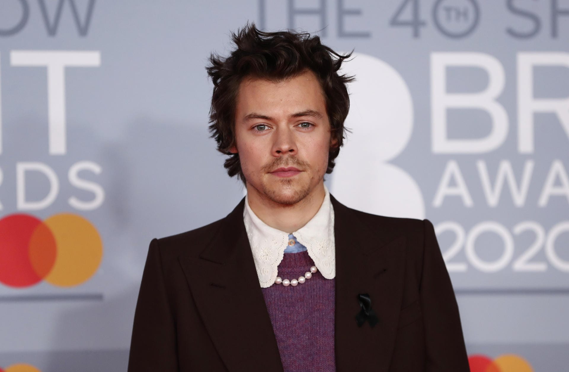 Brit Awards: Harry Styles zeigte sich mit Perlenkette und Kragen.