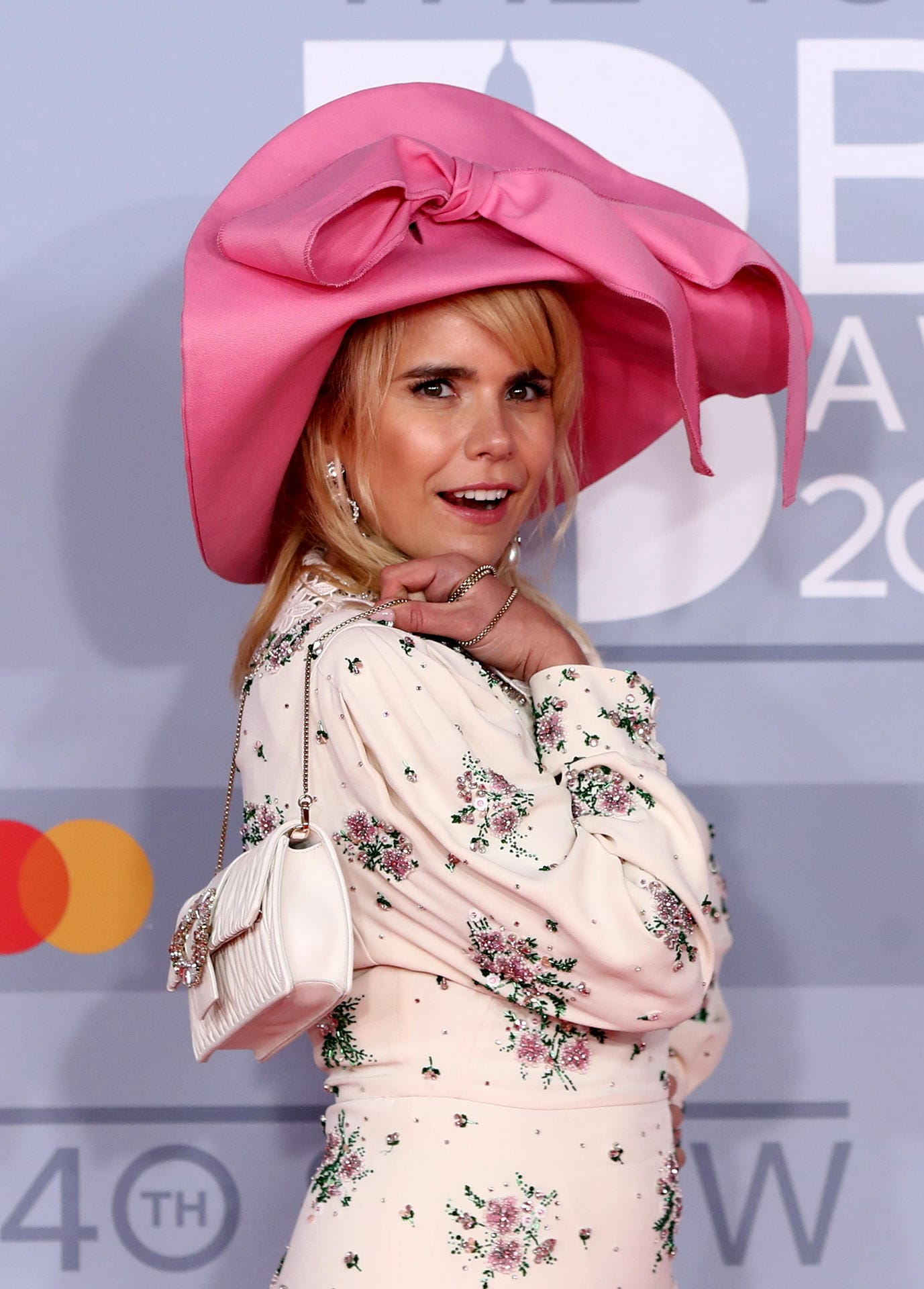 Brit Awards: Paloma Faith dagegen setzte auf einen pinken Hut.