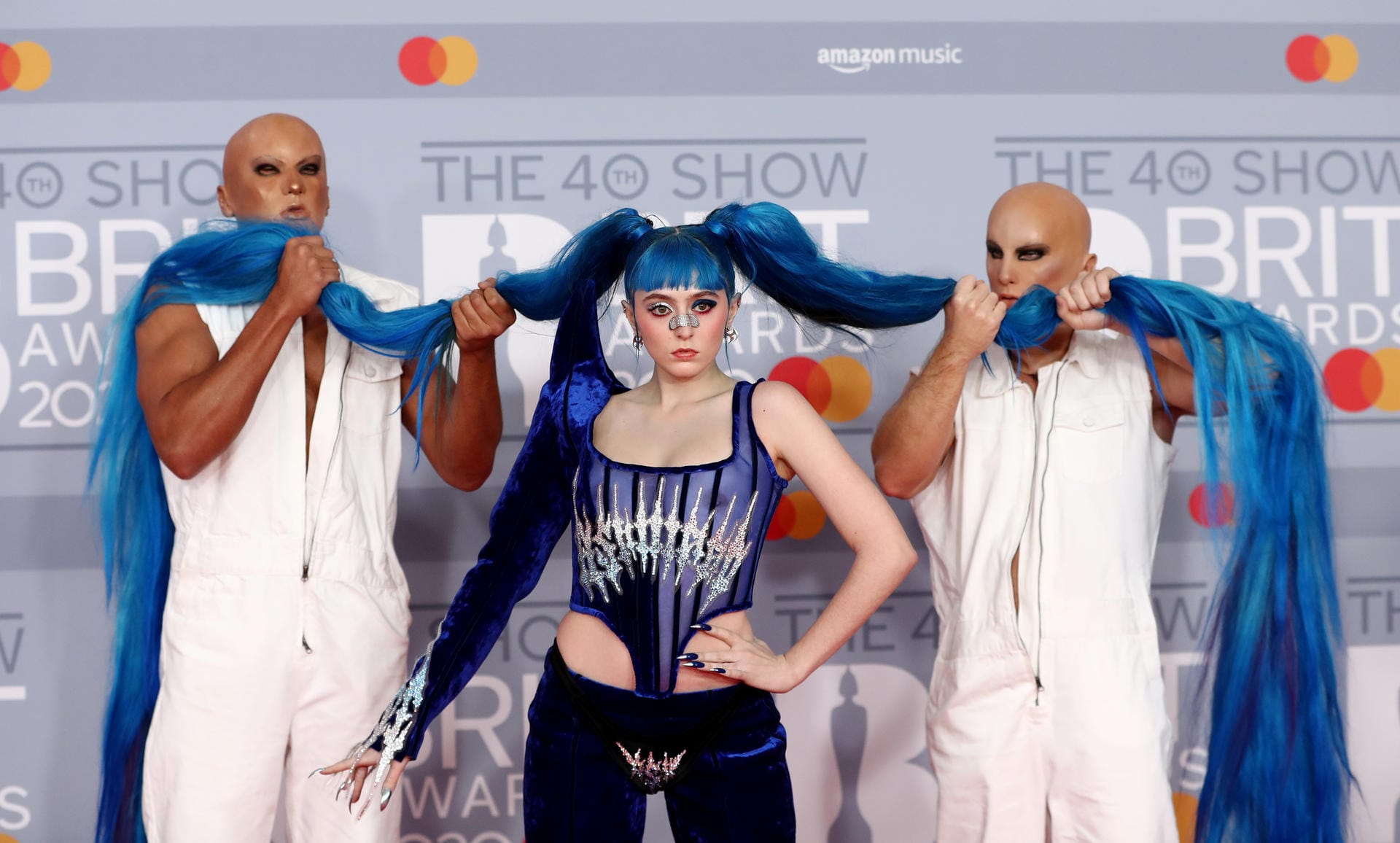 Brit Awards: US-Musikerin Ashnikko präsentiert ihre langen blauen Haare.