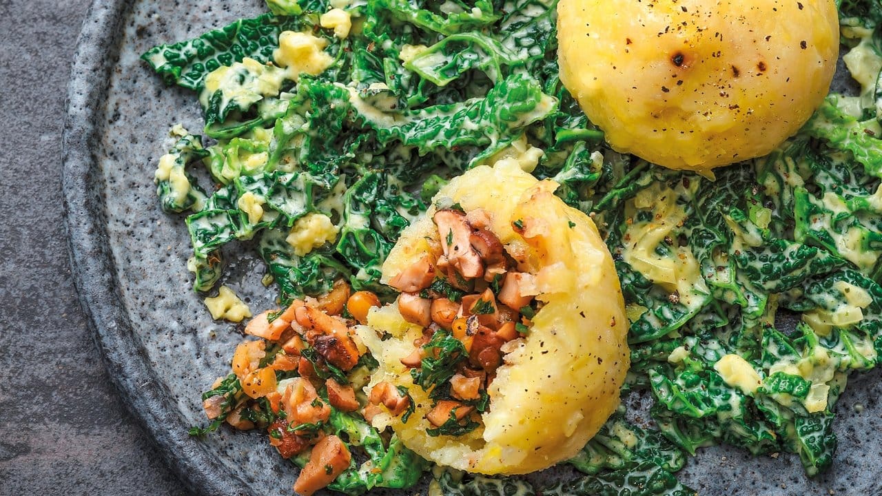Die Kartoffelkugeln können mit angebratenem Rinderhack oder Pilzen, Zwiebeln und Mozzarella gefüllt werden. Die Kartoffelkugeln können mit angebratenem Rinderhack oder Pilzen, Zwiebeln und Mozzarella gefüllt werden.
