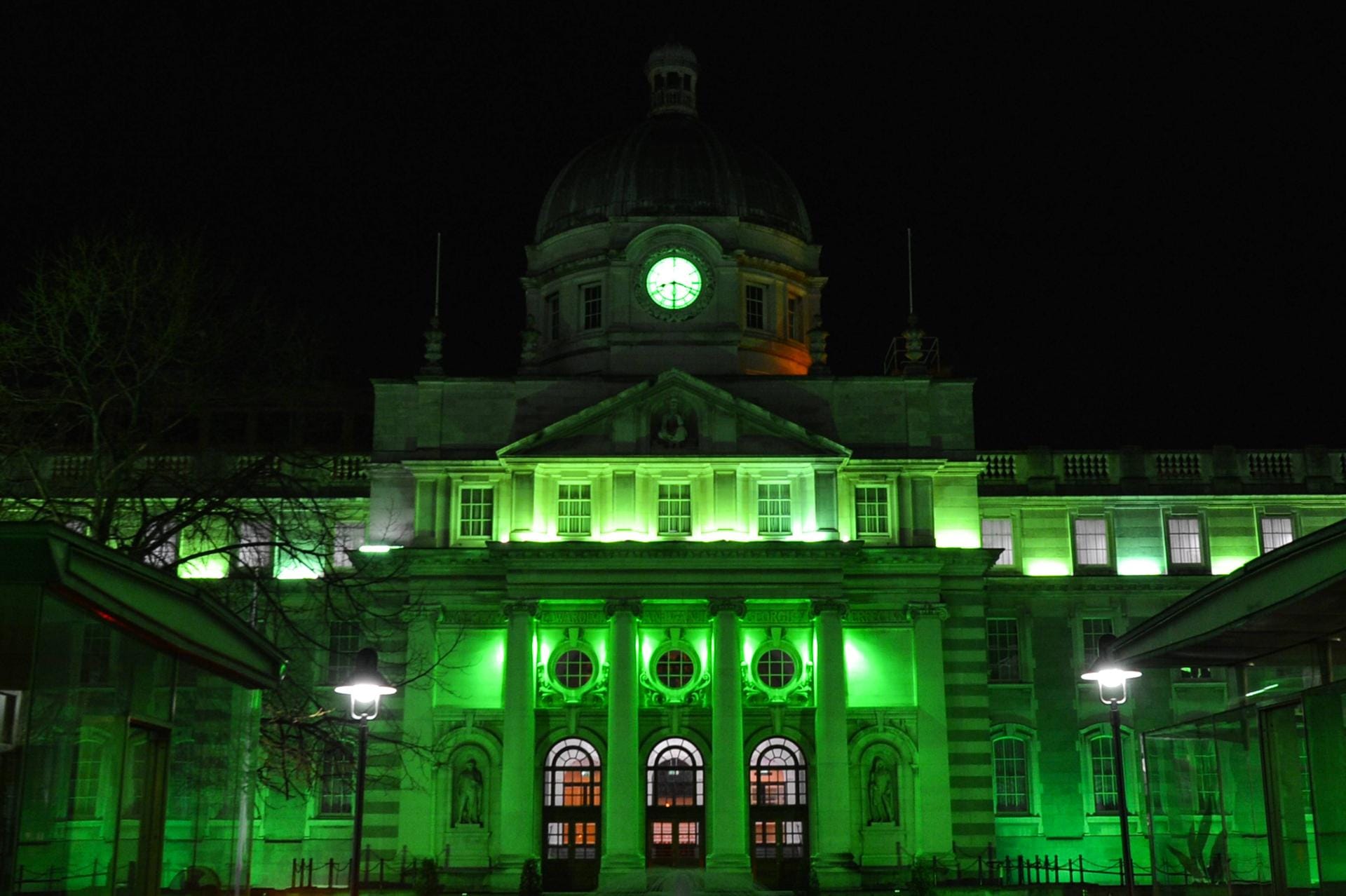 Gebäude erstrahlen zum St. Patrick's Day in Dublin in Grün.