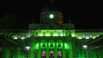 Gebäude erstrahlen zum St. Patrick's Day in Dublin in Grün.