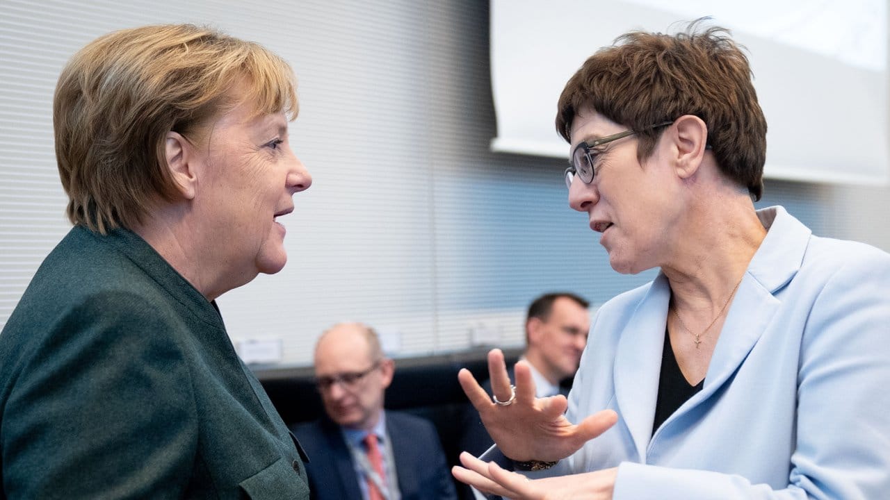 Ex- und Noch-CDU-Chefin im Gespräch: Angela Merkel und Annegret Kramp-Karrenbauer.