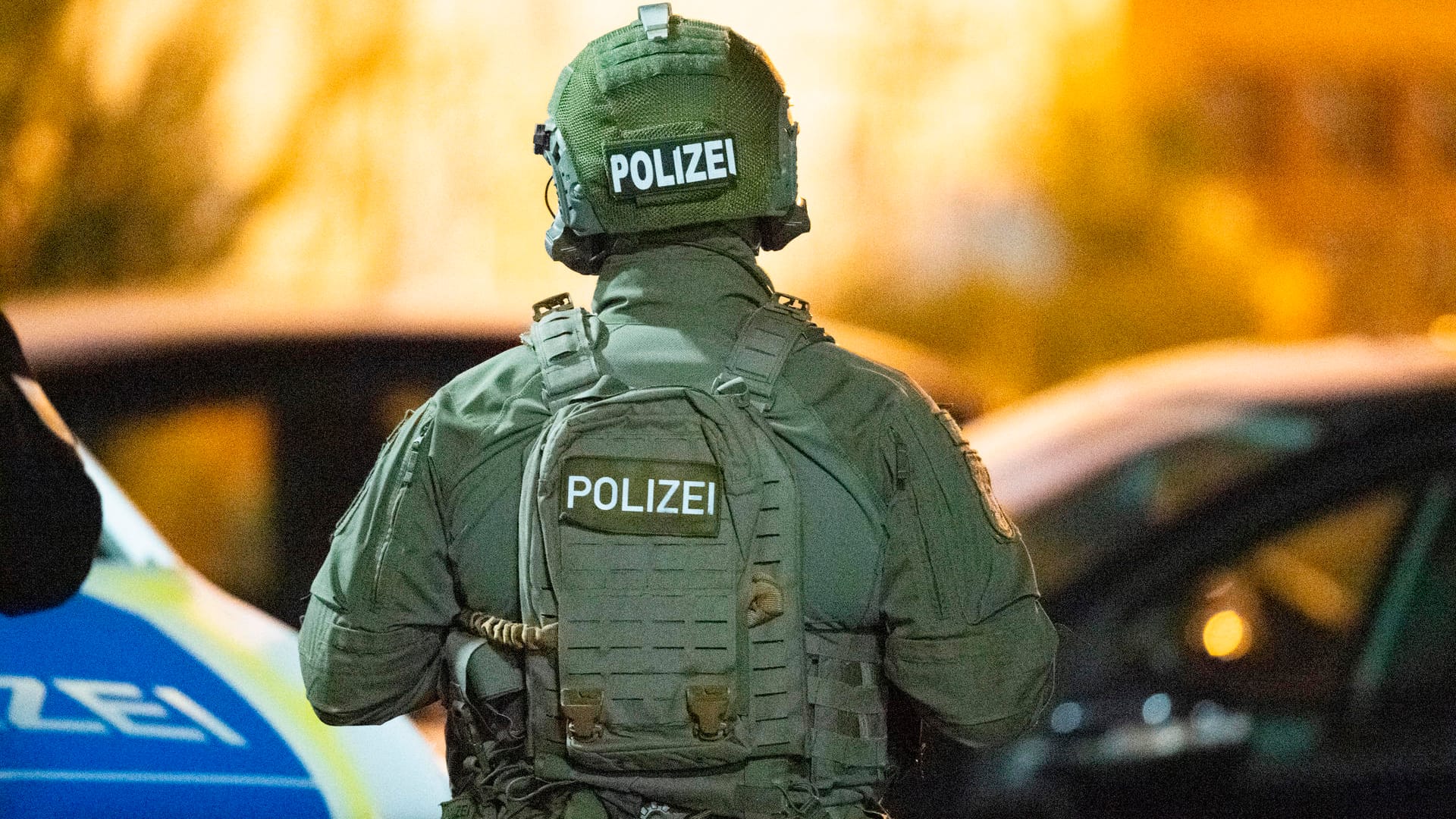 SEK-Beamte sind in der Nähe eines Tatorts im Einsatz. SEK-Beamte sind in der Nähe eines Tatorts im Einsatz.