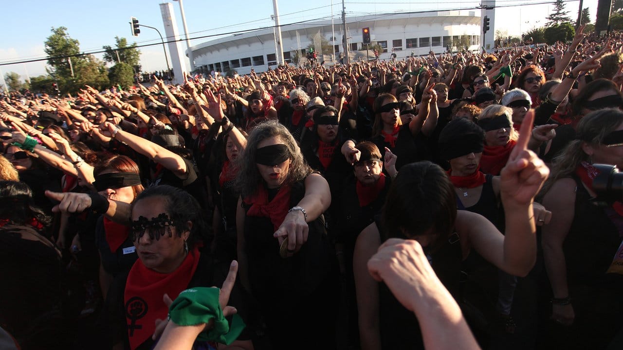 Zahlreiche Frauen nehmen mit verbundenen Augen an einer Performance gegen Gewalt gegen Frauen in Chile teil.