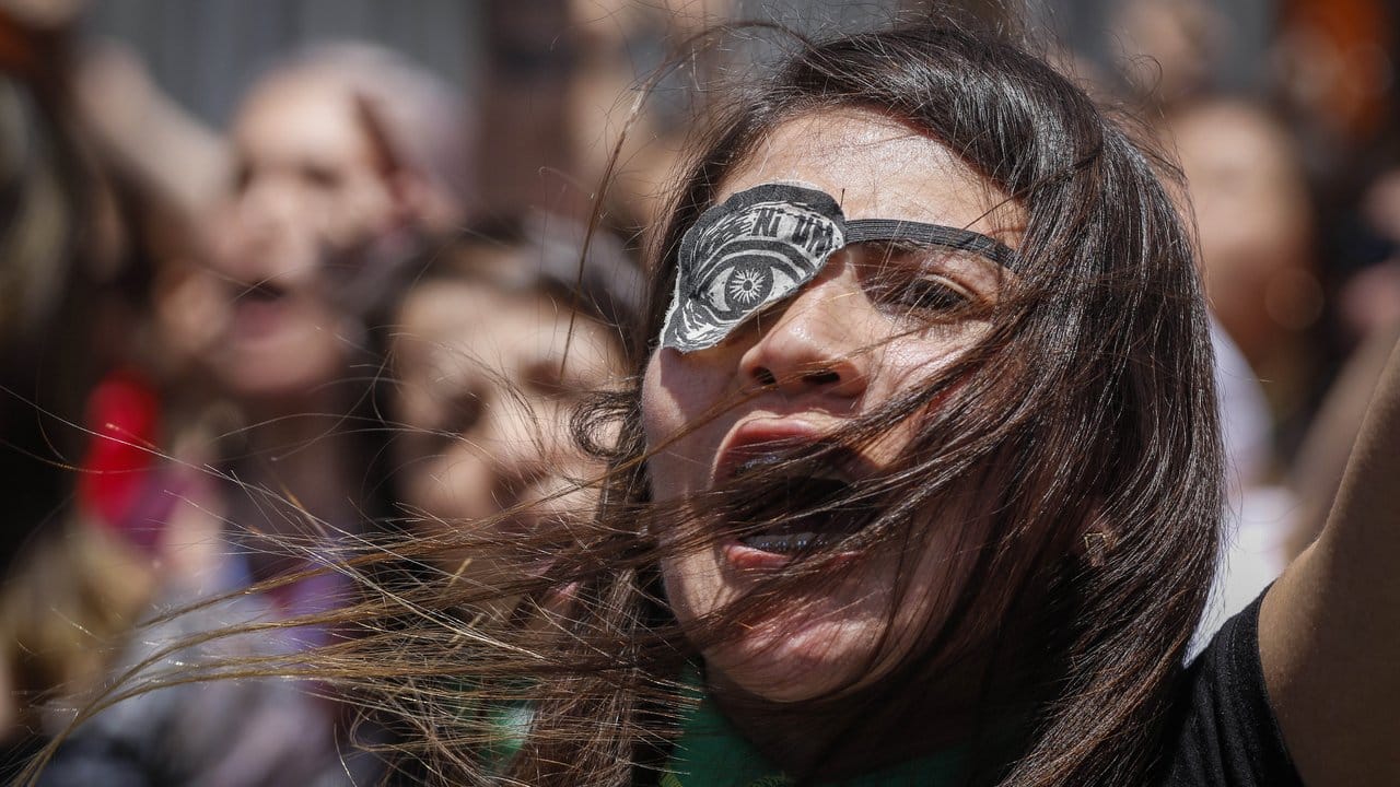 "Ni una menos" (Nicht eine weniger) steht auf dem Augenpflaster einer Demonstrantin bei einem Protest gegen die Gewalt gegen Frauen.