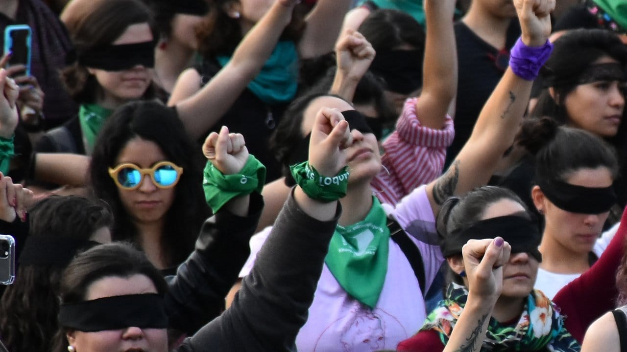 Frauen demonstrieren mit verbundenen Augen gegen Femizide und Gewalt gegen Frauen.