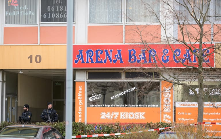 Einer der Tatorte, ein 24/7-Kiosk mit dem Namen "Arena bar & Café", am Morgen danach. Die Polizei ist schwer bewaffnet im Einsatz.