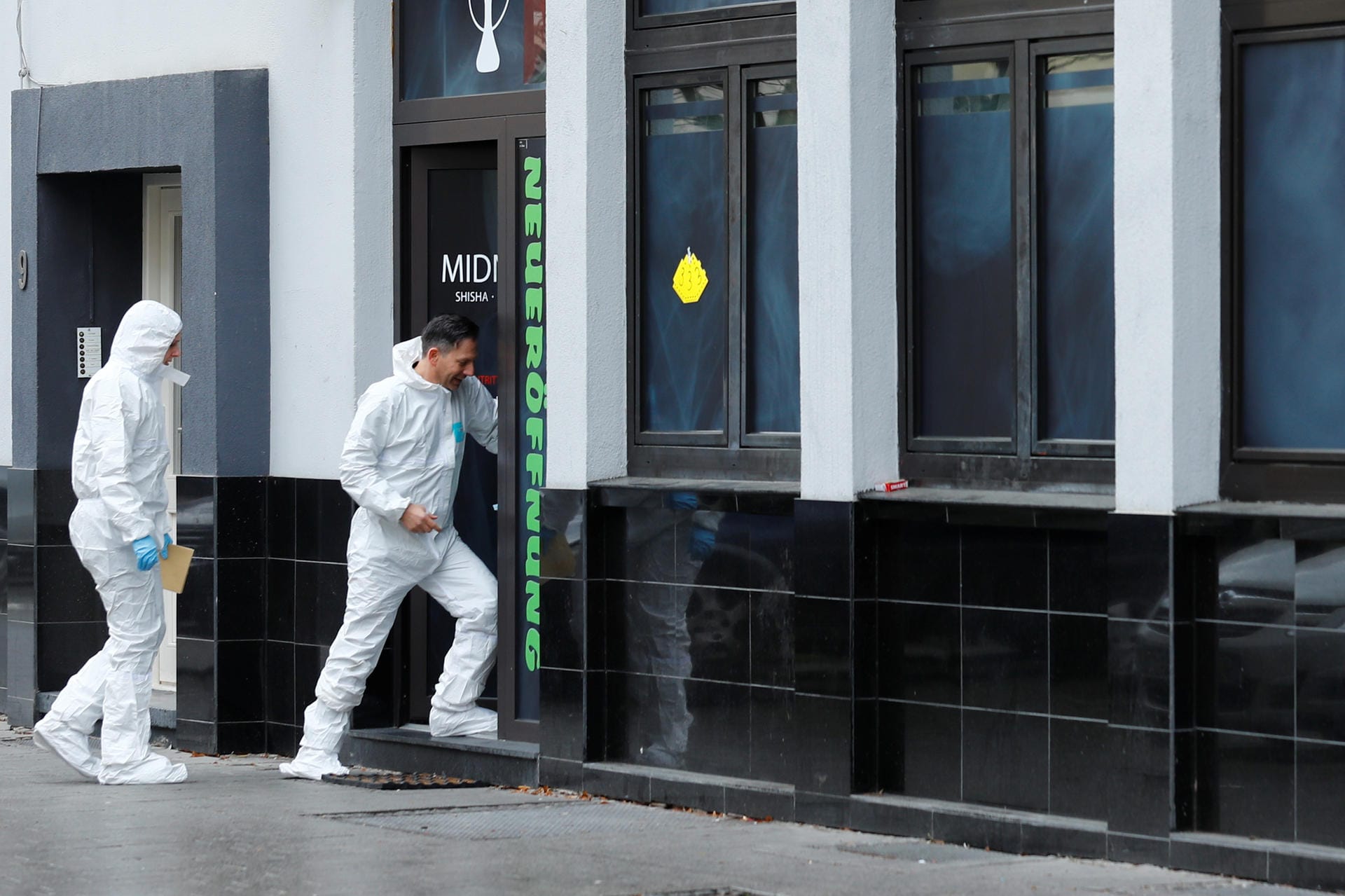 Forensiker betreten am Morgen nach den Schüssen einen der Tatorte, eine Shisha-Bar.