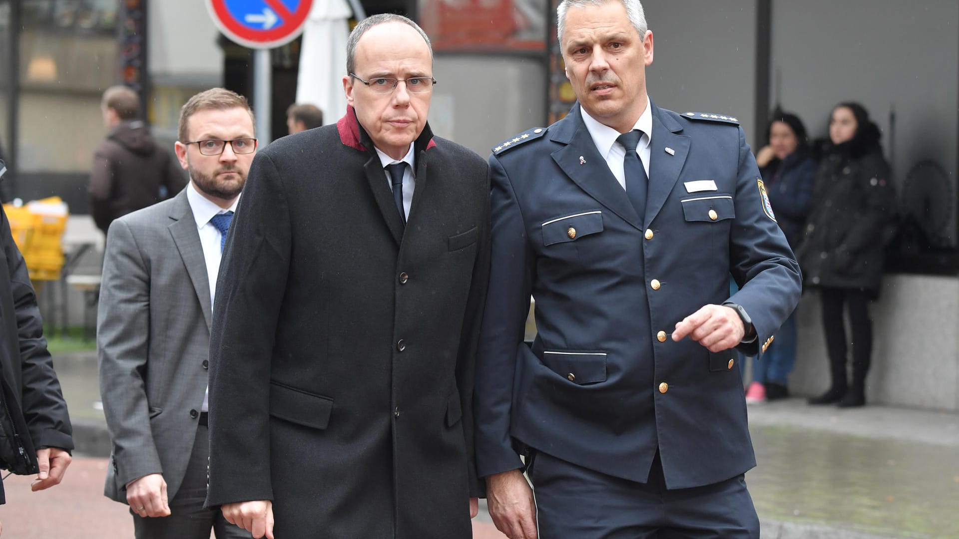 Hessens Innenminister Peter Beuth (li.) besucht den Tatort am Heumarkt.