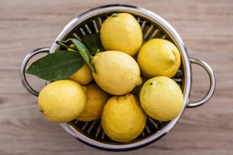 Korb mit Zitronen: Die frische Zitrusfrucht ist ein wahres Wunderwerk.