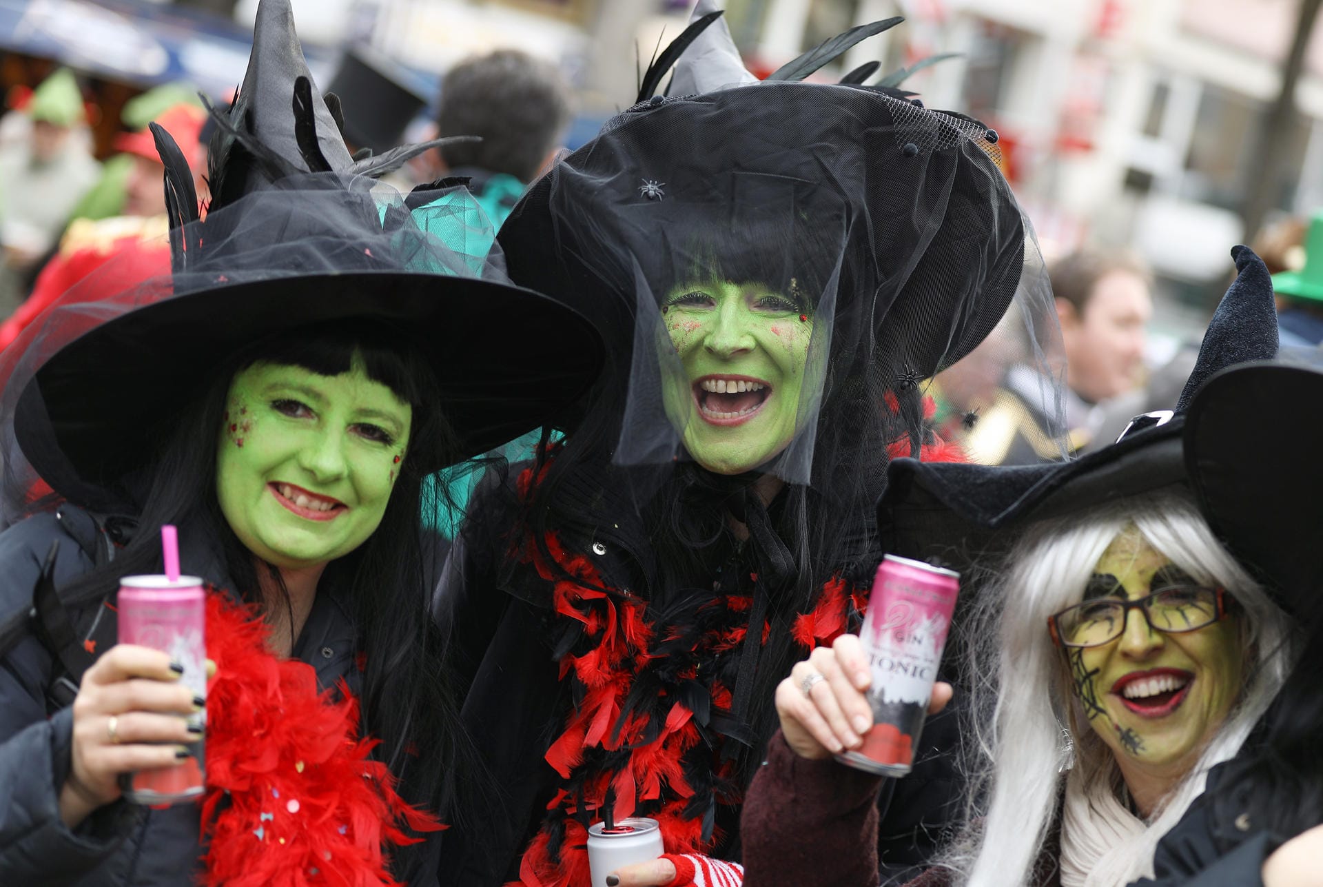 Karnevalistinnen feiern als Hexen verkleidet Weiberfastnacht. Karnevalistinnen feiern als Hexen verkleidet Weiberfastnacht.