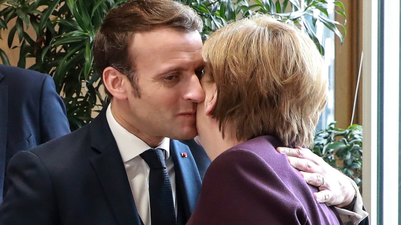 Feilschen ums Geld in aller Freundschaft: Frankreichs Präsident Emmanuel Macron begrüßt Angela Merkel am Rande des EU-Gipfels der Staats- und Regierungschefs.