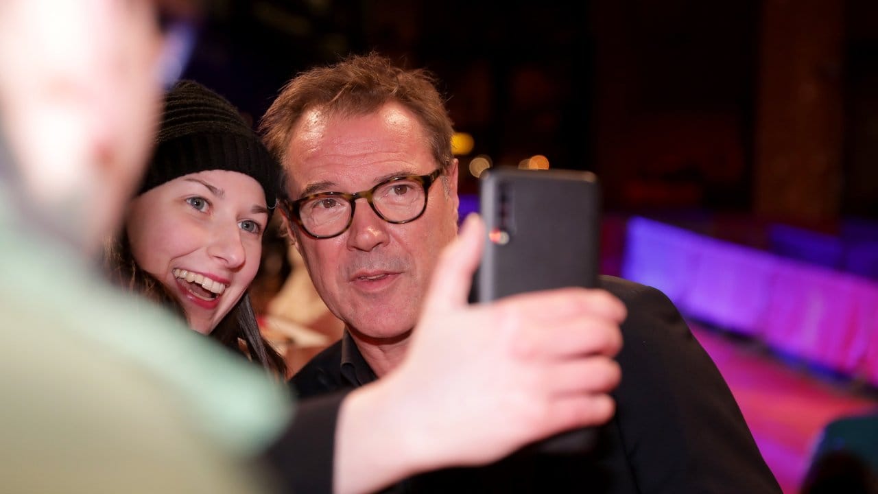Selfie mit einem Fan? Für Sebastian Koch offenbar kein Problem. Selfie mit einem Fan? Für Sebastian Koch offenbar kein Problem.
